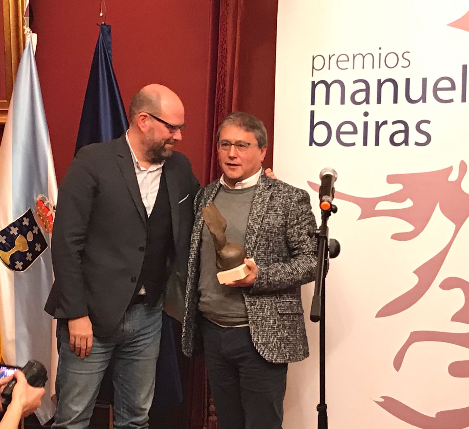 Premio Manuel Beiras a Evaristo Rodríguez Carracedo, entregado por Martiño Nogueira, alcalde de Santiago de Compostela